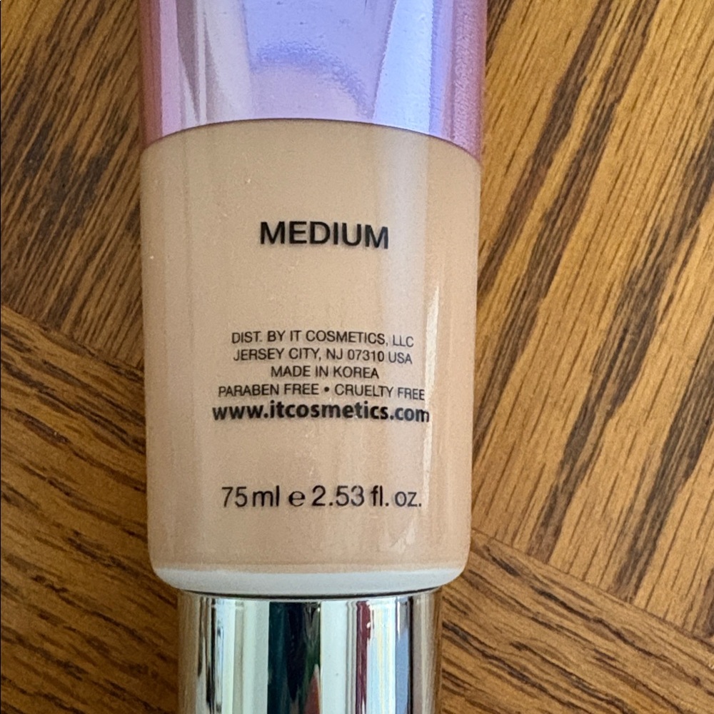 it cosmetics CC+ Illumination Cream in Medium - large tube - Picture 5 of 8